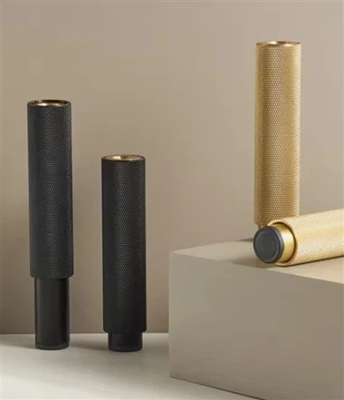 Pieds moletés en laiton pour meubles